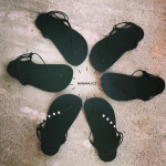 Sada na výrobu černých barefoot sandálů